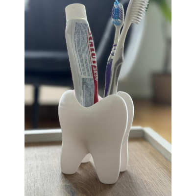 Држач за 2 четки и паста или за пенкала во облик на заб DeGalic